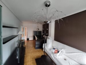 Sala de estar moderna con sofá y lámpara original