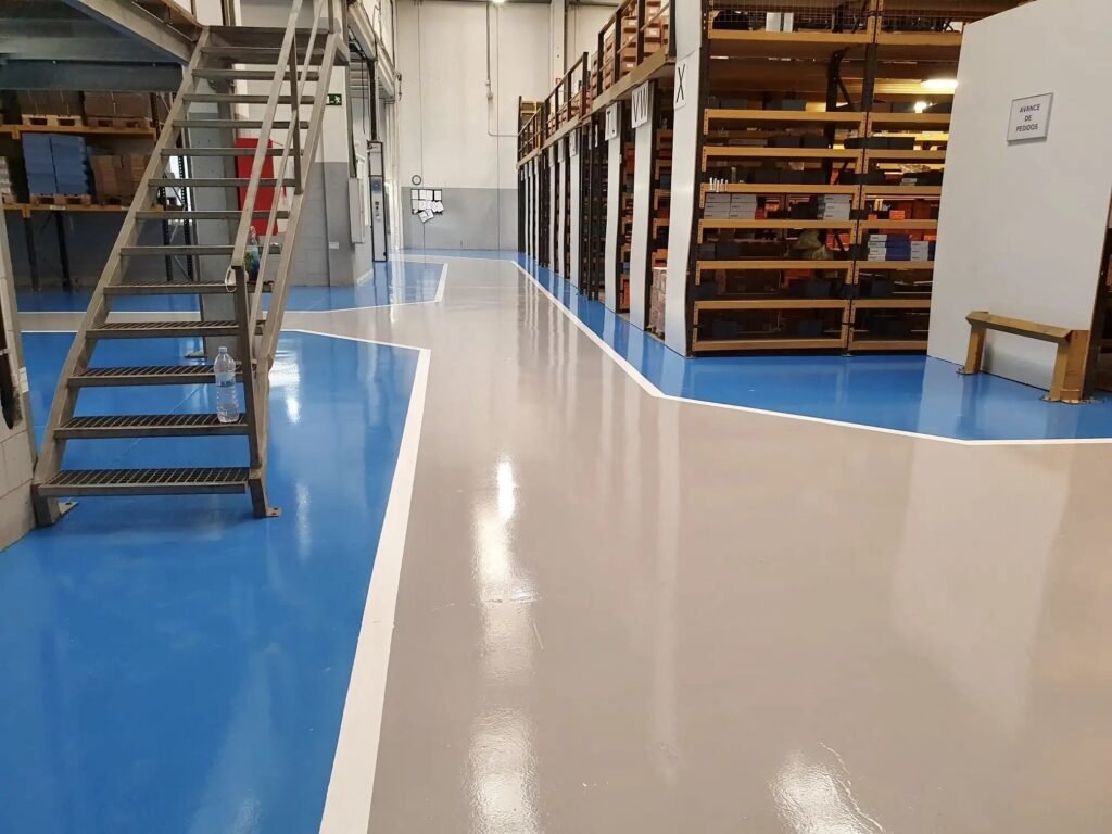 Interior de almacén con suelo pintado