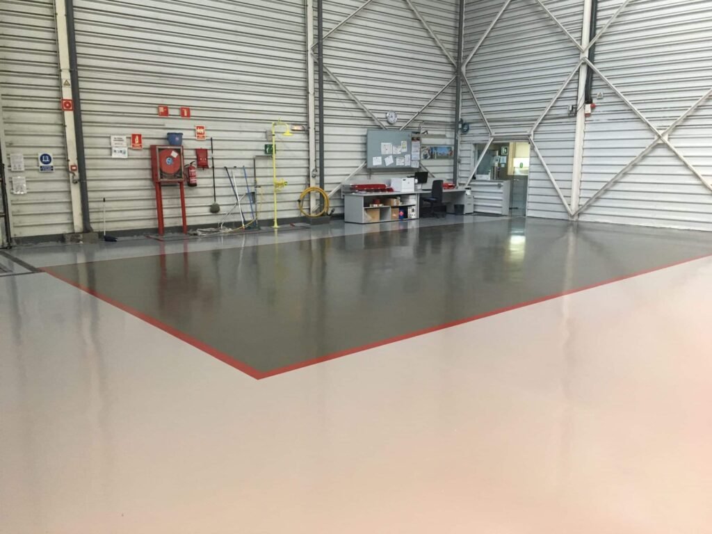 Interior de hangar con piso brillante industrial.